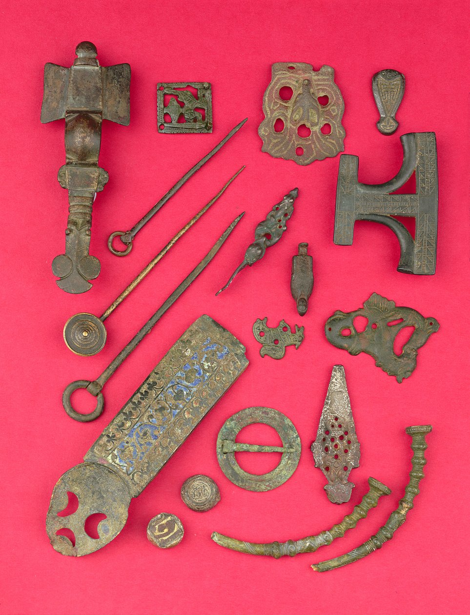 Coleção de antiguidades anglo-saxônicas, viking e celtas, incluindo broches anglo-saxônicas cruciformes e suportes de livros e pinos de cabeça de anel Hiberno-Viking, desde o século IV a.C. até o IX d.C. (bronze, osso, cobre) de Unbekannt