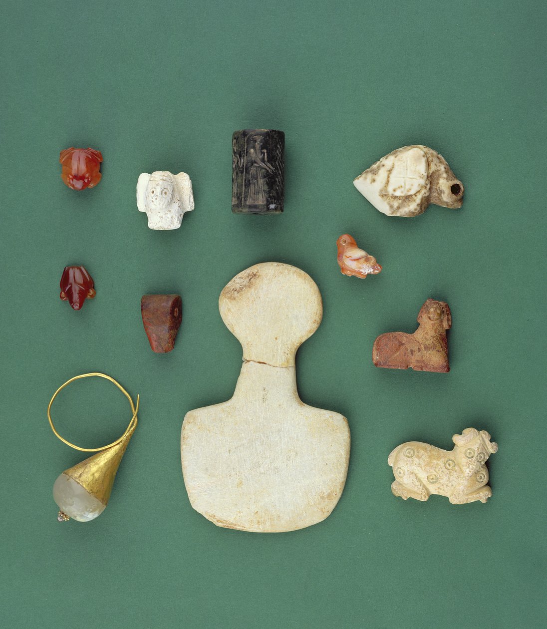 Colecção de objectos do Mediterrâneo Oriental, incluindo um amuleto de abutre sumério, uma foca serpentina acádia e um sapo carneliano da Mesopotâmia, entre 3300-2000 a.C. de Unbekannt