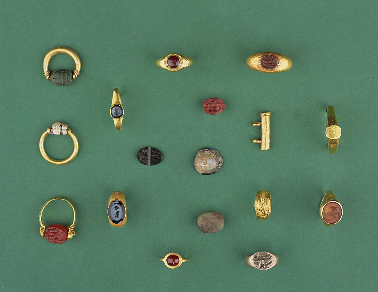Coleção de jóias romanas, etruscas e helenísticas, incluindo um anel de escaravelho fenício, um camafeu, porta-amuletos e uma ágata intaglio, desde o século VI a.C. até o IV d.C. de Unbekannt