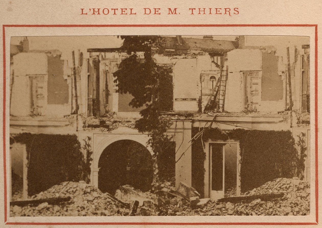 Commune de Paris (1871): A mansão de Adolphe Thiers foi destruída após o confisco dos seus bens em Maio de 1871. Impressão em papelão, Dim. 9x5,4 cm de Unbekannt