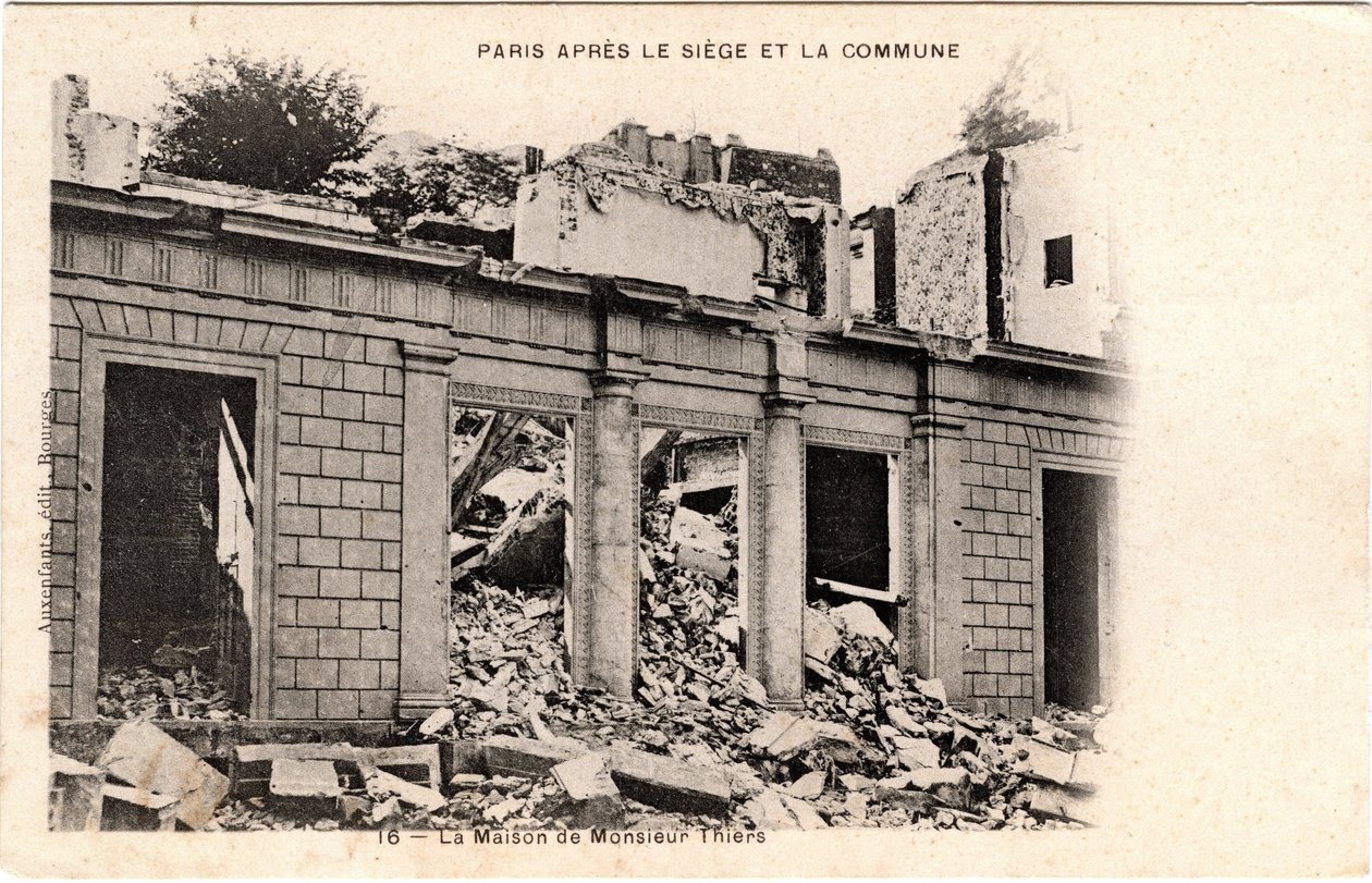 Commune de Paris (1871): A mansão de Adolphe Thiers foi destruída após o confisco dos seus bens em Maio de 1871. Impressão em papelão, Dim. 9x14 cm de Unbekannt