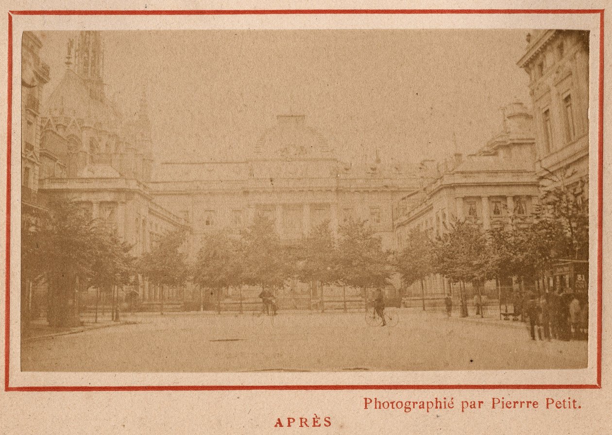 Commune de Paris (1871): vista do Palais de Justice em Paris após seu incêndio em maio de 1871. Fotografia de Pierre Pepetit. Impressão em papelão, Dim. 9x5,4 cm de Unbekannt
