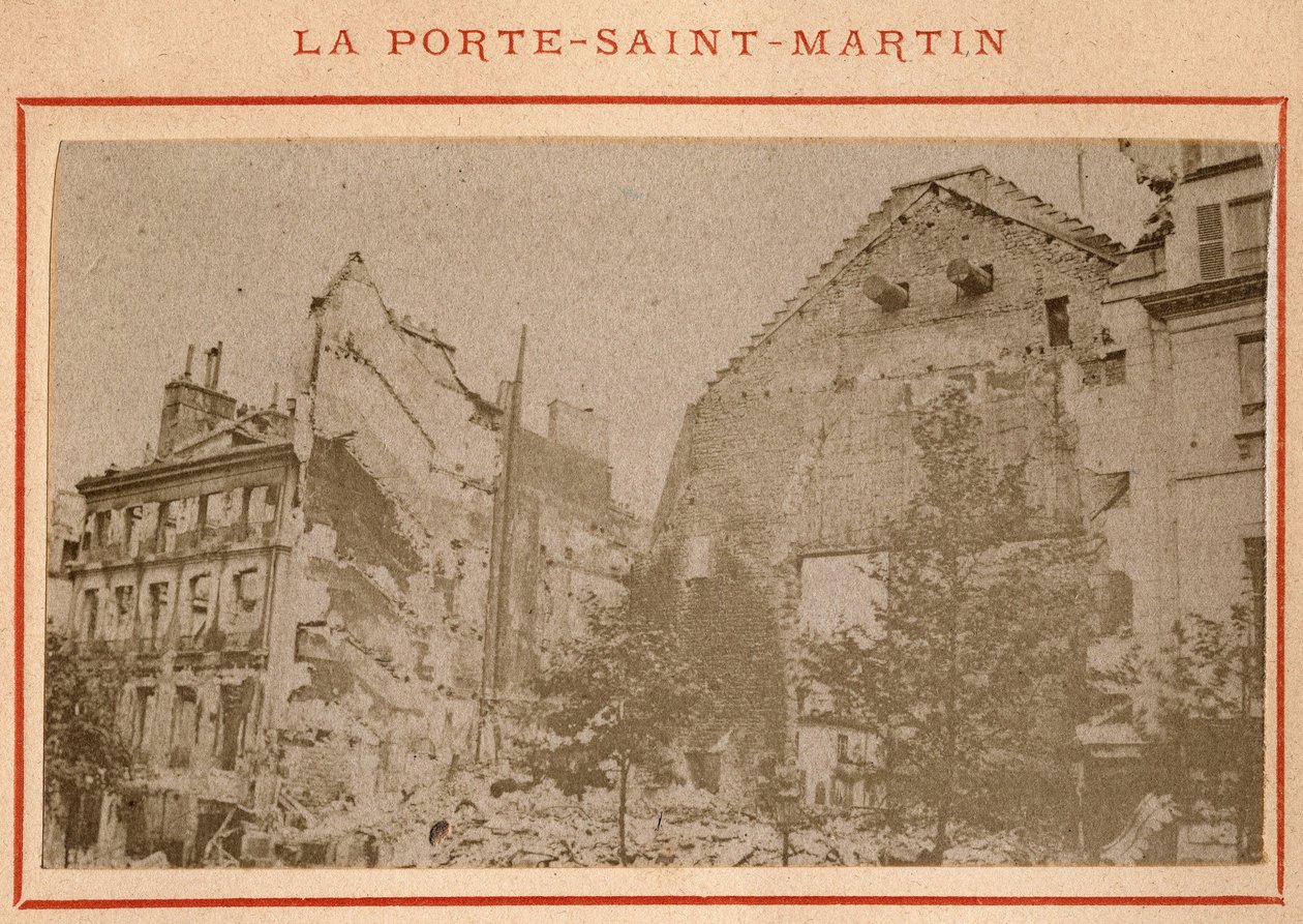 Commune de Paris (1871): vista da Porte Saint Martin em Paris destruída em Maio de 1871. Fotografia de Pierre Pepetit. Impressão em papelão, Dim. 9x5,4 cm de Unbekannt