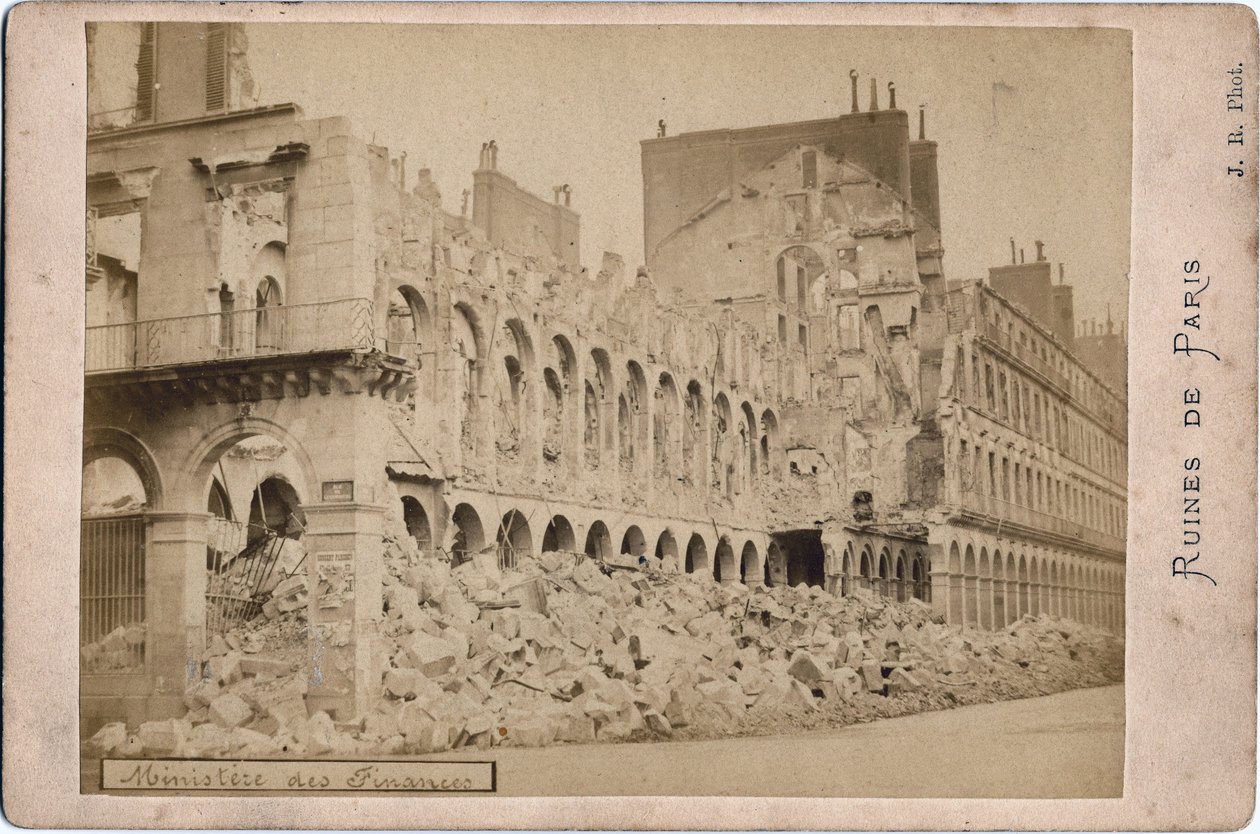 Commune de Paris: vista das ruínas do Ministério das Finanças em Paris, em maio de 1871. Fotografia J.R. Dim. 16,3X10,8 cm de Unbekannt