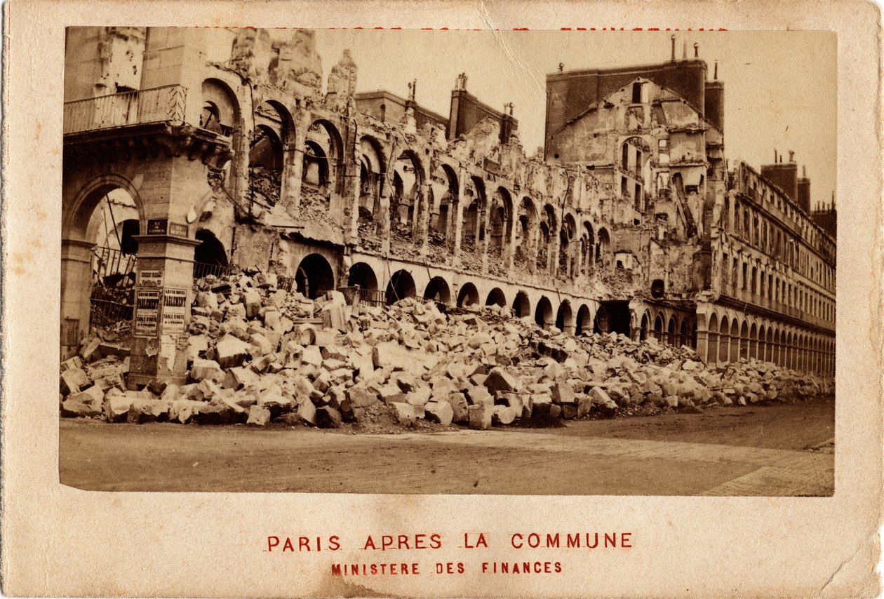 Comuna de Paris (1871) vista do Ministério das Finanças detruir. Fotografia. Impressão em papelão Dim. 10,4x6,9 cm de Unbekannt