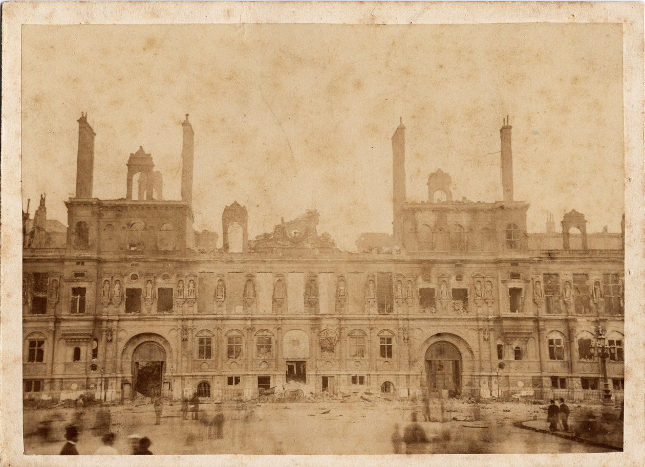 Comuna de Paris (1871): vista do incêndio da Prefeitura em maio de 1871. Fotografia anônima, impressão em papelão Dim. 15x10 cm de Unbekannt