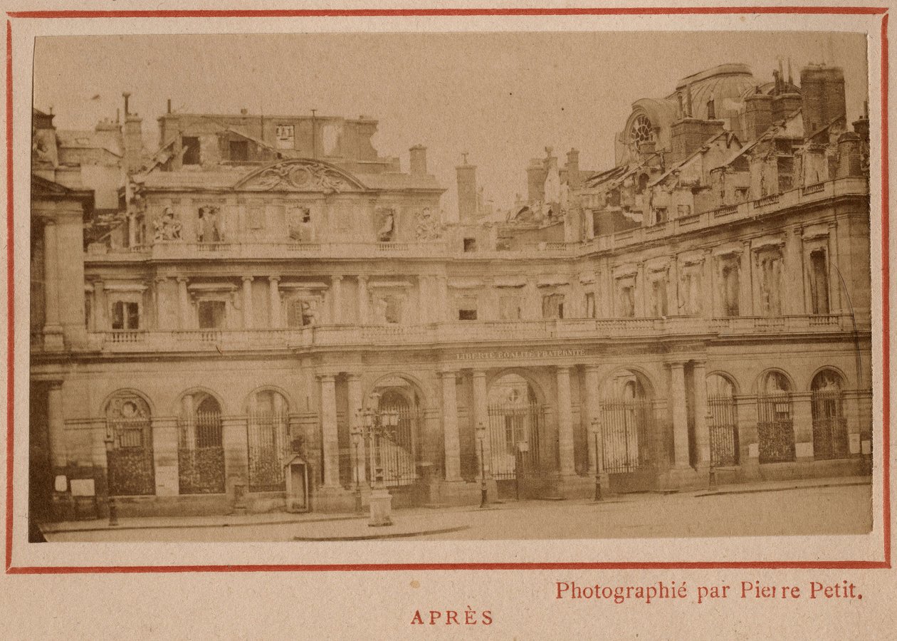 Comuna de Paris (1871): vista do Palais-Royal (Palais Royal) em Paris após o incêndio de maio de 1871. Fotografia de Pierre Pepetit. Impressão em papelão, Dim. 9x5,4 cm de Unbekannt