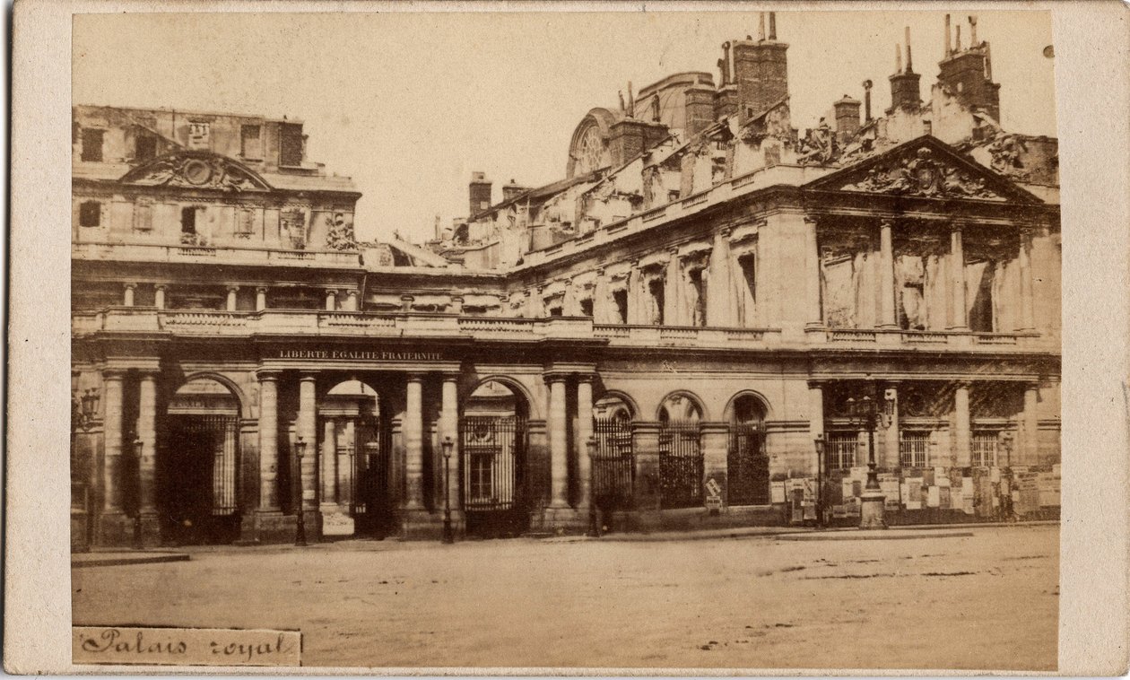Comuna de Paris (1871): vista do Palais-Royal após o incêndio de maio de 1871. Fotografia anónima. Impressão em papelão Dim. 10x6,9 cm de Unbekannt