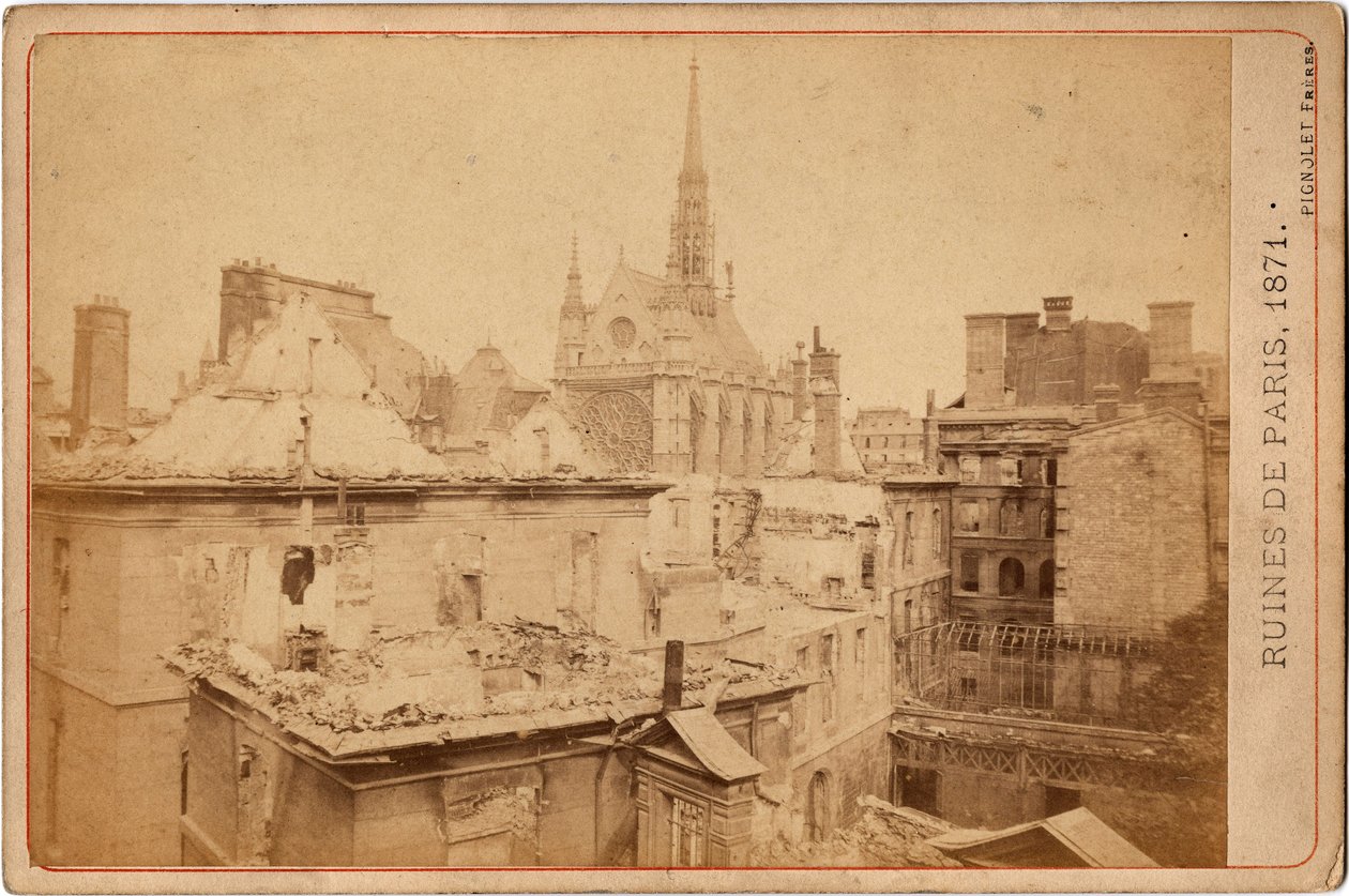 Comuna de Paris: vista das ruínas do Palais de Justice e da Sainte Chapelle em Paris em maio de 1871. Fotografia Irmãos Pignolet. Escurecer. 16,3X10,8cm de Unbekannter Künstler
