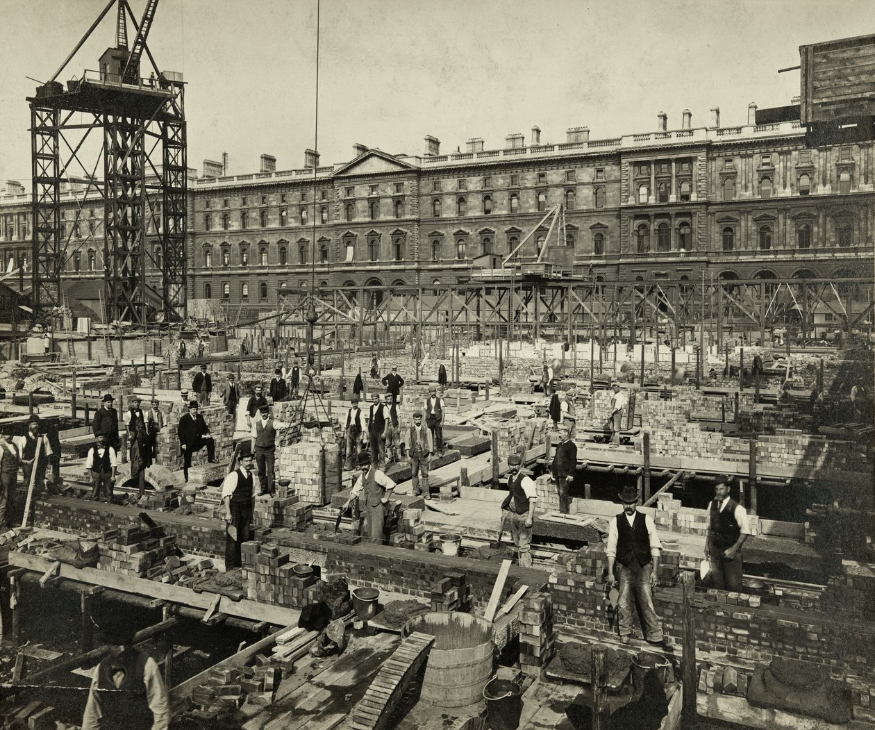 Construção dos Escritórios do Novo Governo, Great George Street, Westminster, Londres, 24 de Setembro de 1902, Reino Unido (foto a p/b) de Unbekannter Künstler