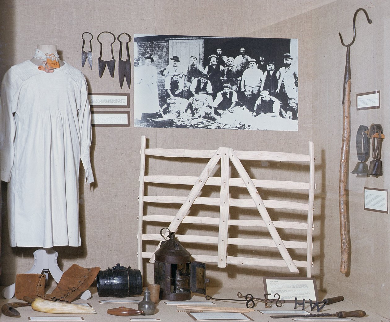 Exposição da indústria de lã Cotswold, incluindo smock, meados do século XIX (foto) de Unbekannt