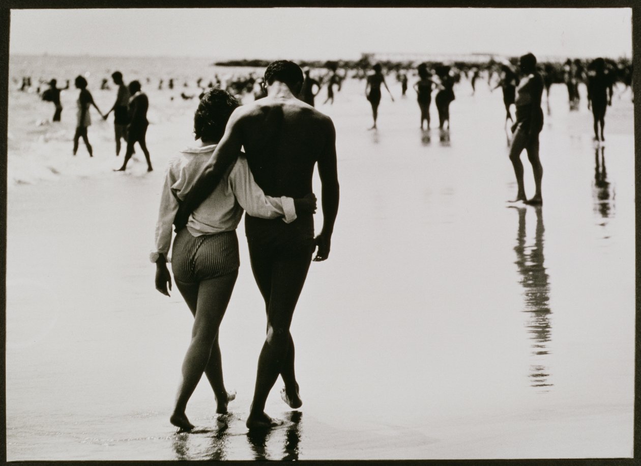 Casal a caminhar na água em Coney Island, Nova Iorque, Sem título 46, c.1953-64 (fotografia a preto e branco) de Unbekannter Künstler