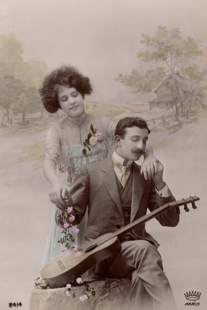 Casal com flores e guitarra espanhola, França, c.1910 (cartão postal) de Unbekannter Künstler