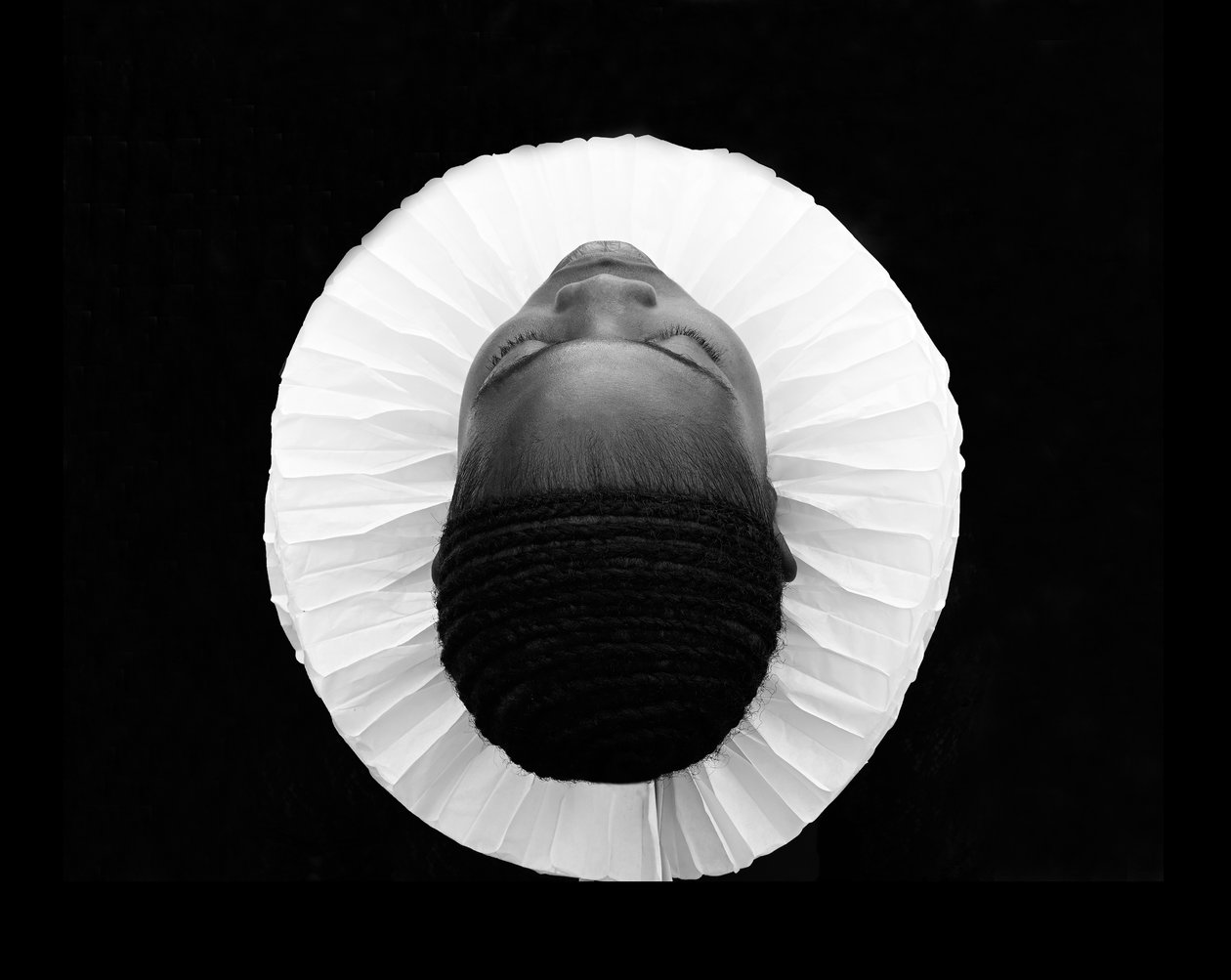Couronne-ment, 2019 (fotografia a preto e branco) de Unbekannter Künstler