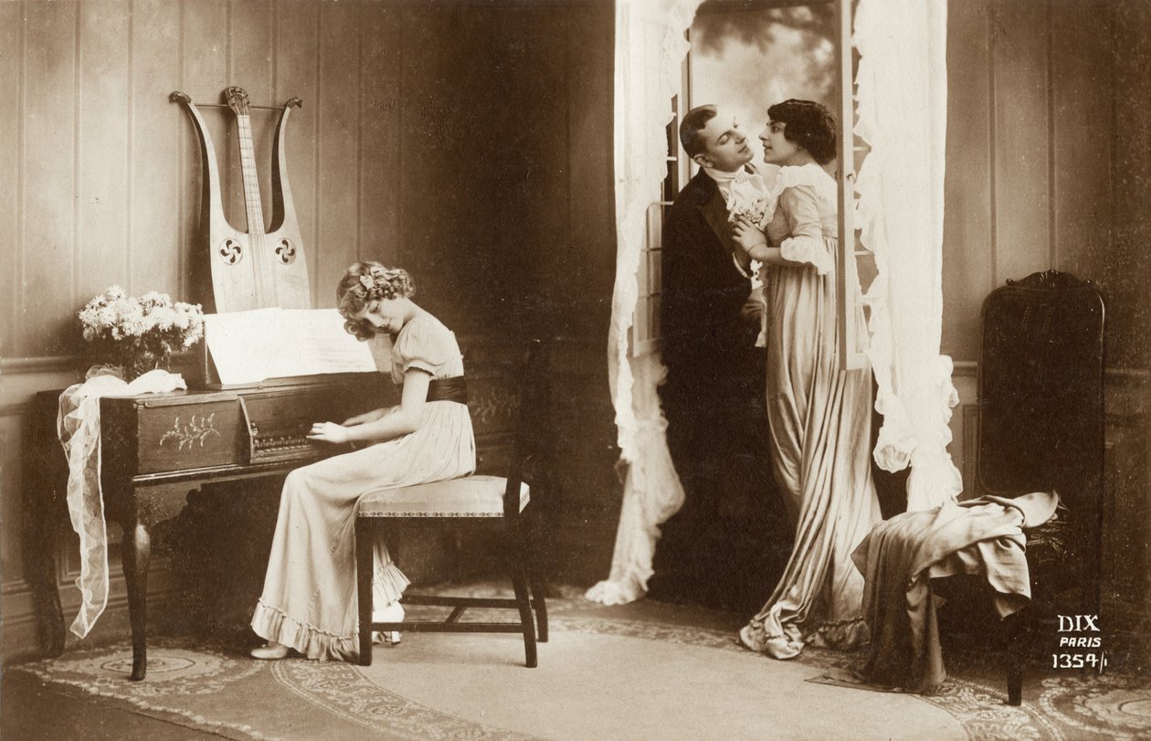 Casal de cortejamento e Jovem Menina a tocar o Pianoforte, Paris, c.1920 (cartão postal) de Unbekannter Künstler