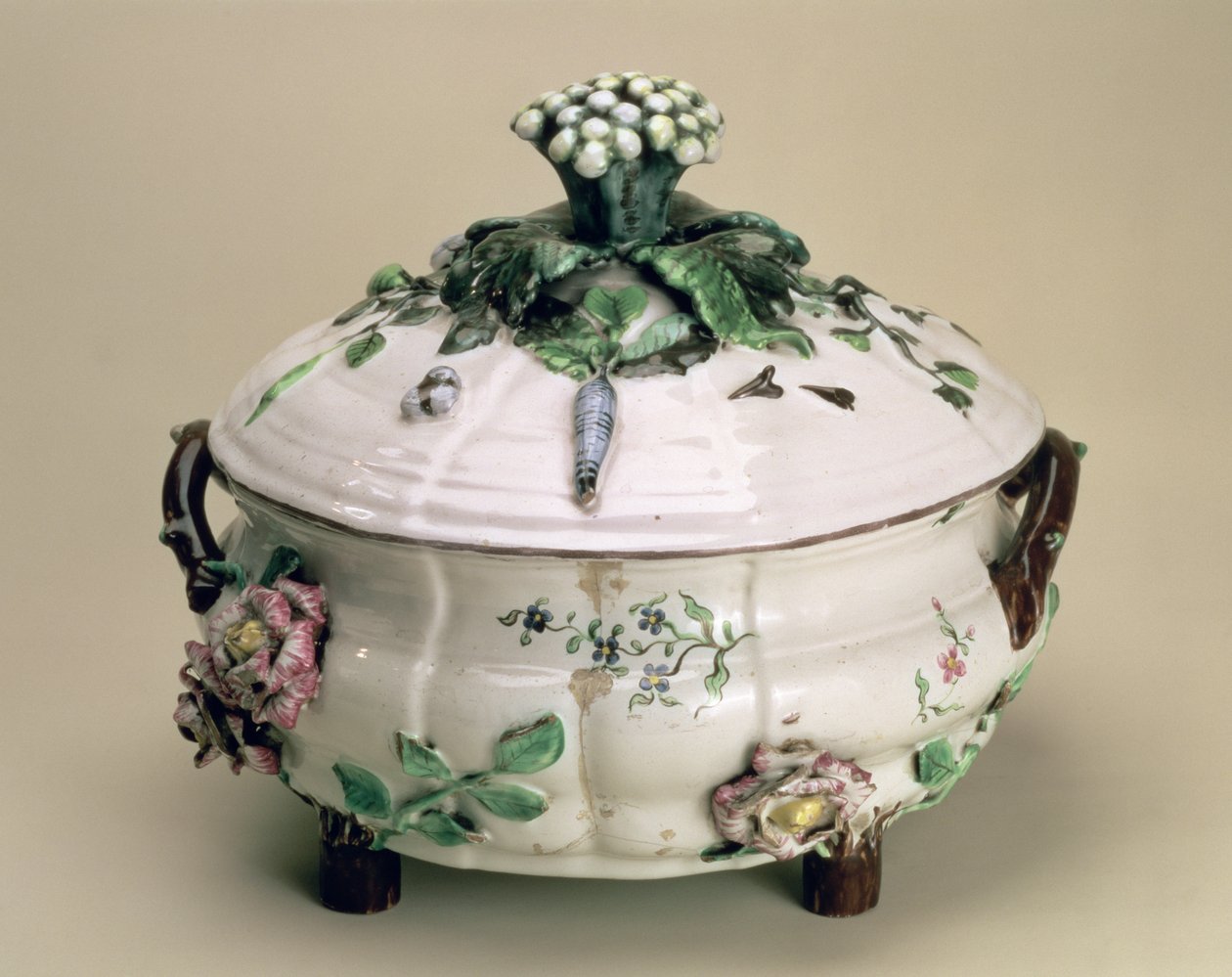 Terrina coberta, decorada com ornamento aplicado de flores e vegetais, de Johan Ludwig Eberhard Ehrenreich (1722-1803), Marieberg, final do século XVIII (louça de barro) de Unbekannt