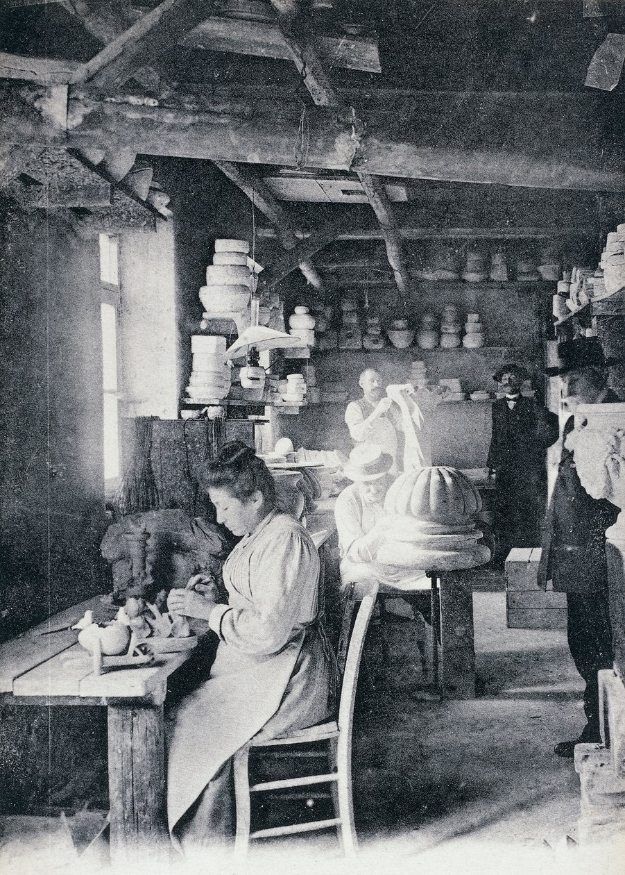 Artesãos trabalhando na cerâmica de arte Vallauris, por volta de 1900, cartão postal, França, século 20 de William M. Timlin