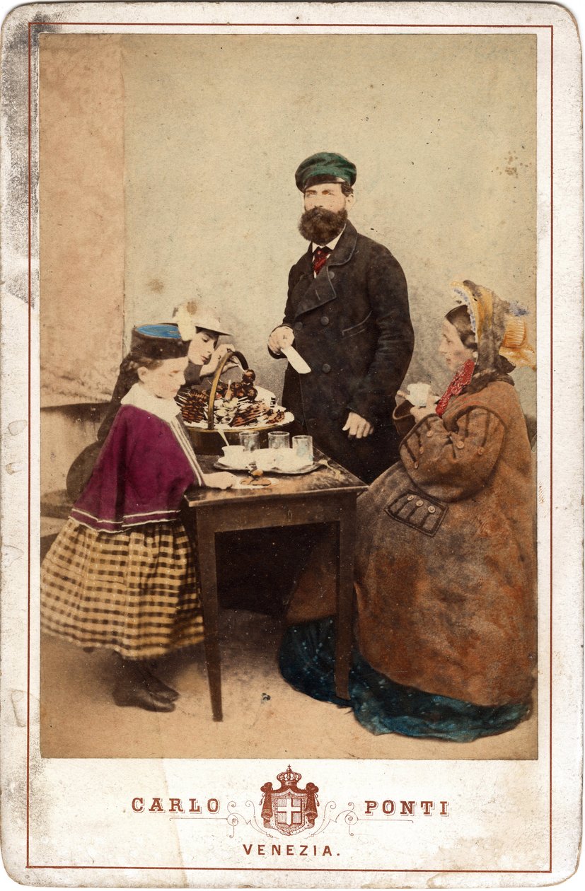 O quotidiano, uma família reunida à volta de uma mesa de bolos e de um café, Veneza. Século XIX Imprimir em papelão Dim. 11x16,5 cm de Unbekannt