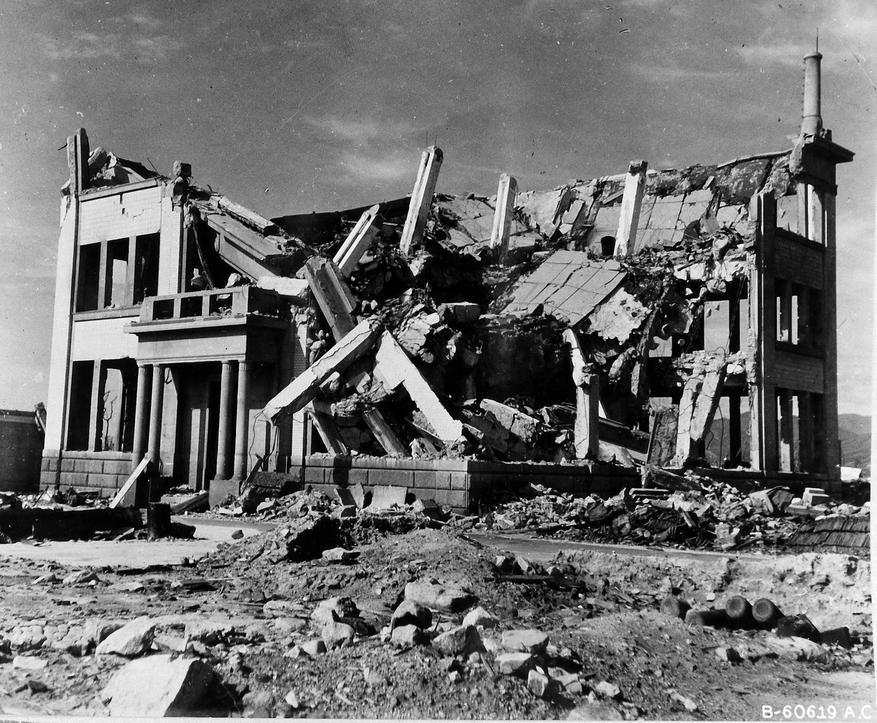 Edifício destruído da Chugoku Coal Distribution Company em Hiroshima (também conhecida como Hiroshima Gas Company; Edifício 12), Japão, 8 de Novembro de 1945 (foto a p/b) de Unbekannt