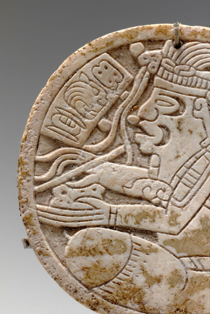Detalhe de um roundel de concha maia, representando um escriba de pernas cruzadas com caneta na mão, c.550-950 de Unbekannt