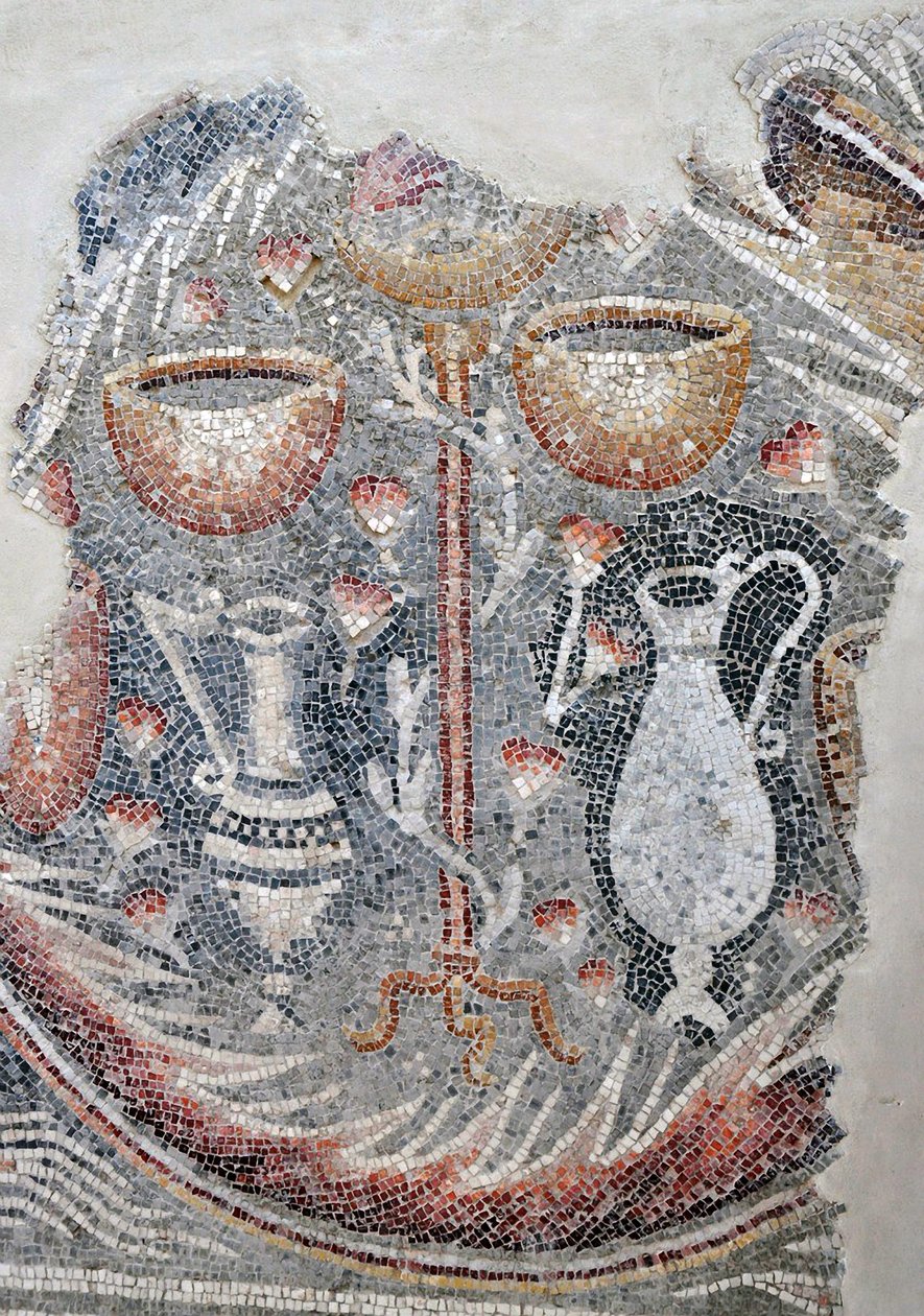 Detalhe de um chão de mosaico com taças, garrafões e decantadores da sinagoga samaritana de El-Khirbe, Cisjordânia, século IV d.C. (mosaico) de Unbekannt