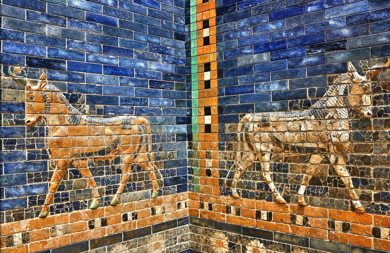 Detalhe da reconstrução da Porta de Ishtar dos anos 30, concluída com tijolos originais de c.575 a.C., Museu Pergamon, Berlim, Alemanha (foto) de Unbekannter Künstler