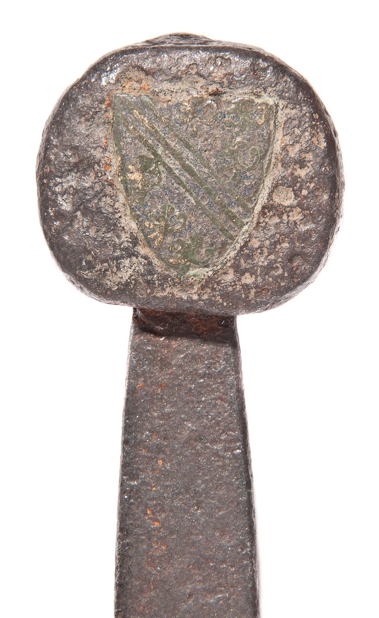 Detalhe, espada larga do final da Idade Média com lâmina Viking anterior e rolamentos de armas da família De Bohun de Unbekannt