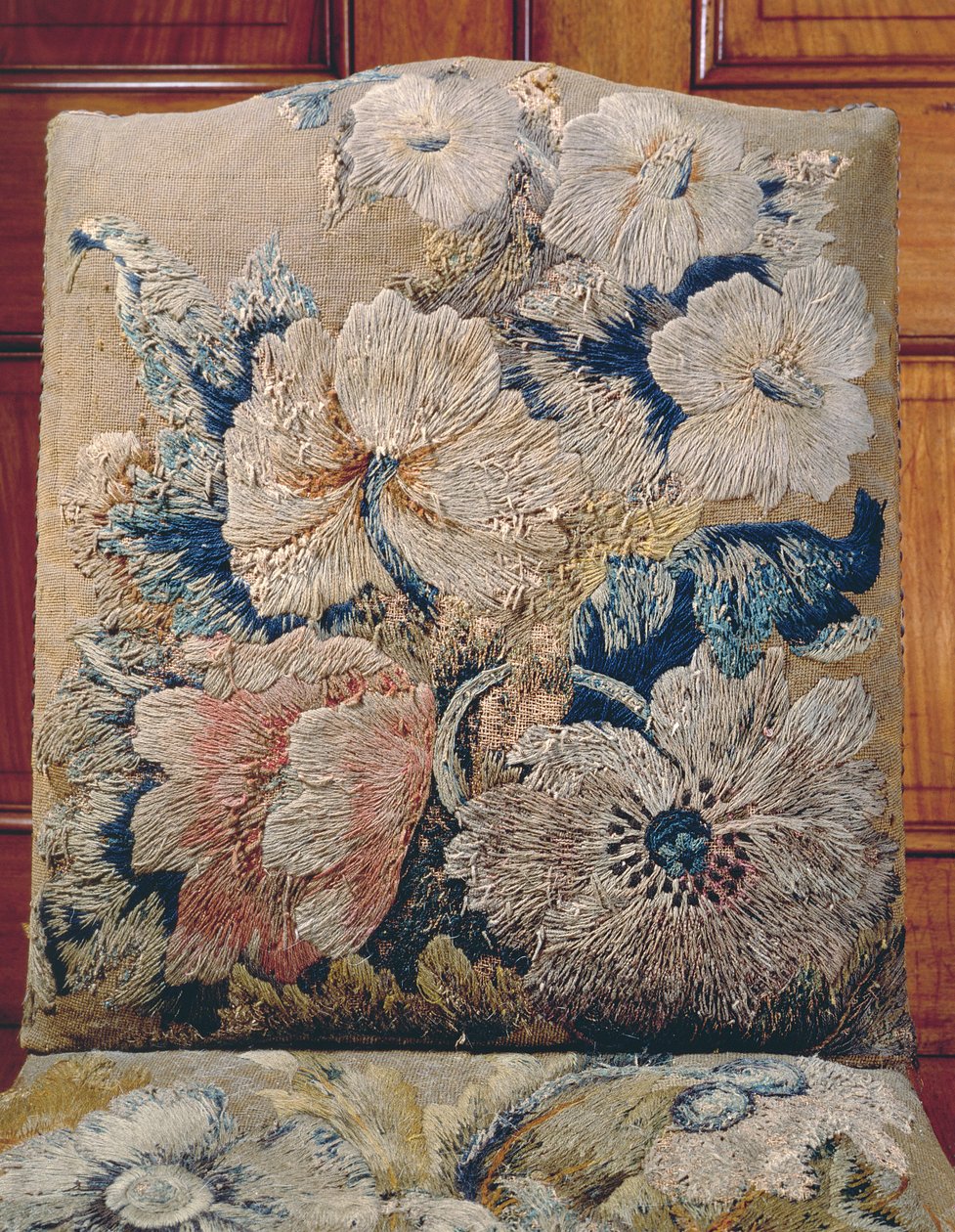 Detalhe de uma capa trabalhada por Jane Allgood, flores de tamanho grande e curto em pontos longos e curtos em crewels e chenille de seda, fundo dourado velho em ponto de tenda de Unbekannt