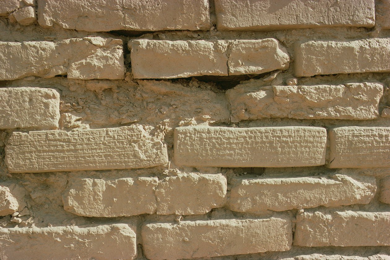 Detalhe de tijolos com inscrições cuneiformes do Ziggurat, construído pelo Elamite King Untash-Gal (c.1265-46 BC) (foto) de Unbekannt