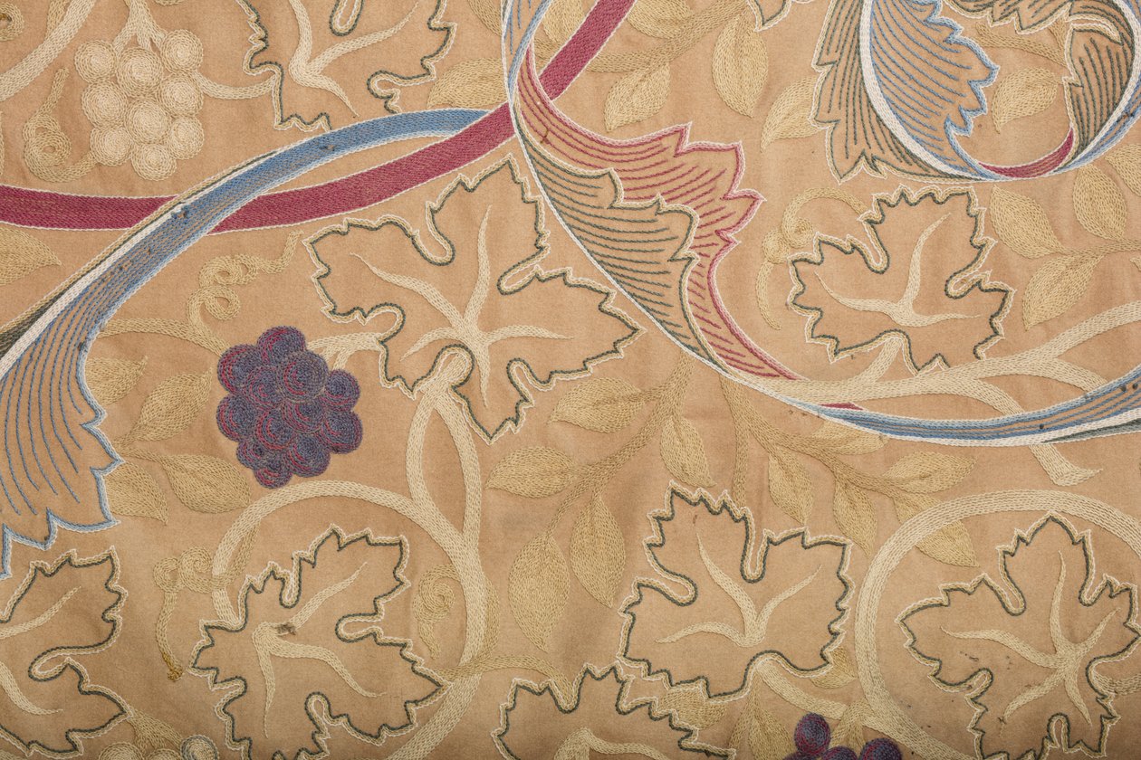 Detalhe do dossal bordado desenhado por William Morris, em exposição na parede leste da capela-mor da igreja do Priorado (foto) de Unbekannter Künstler