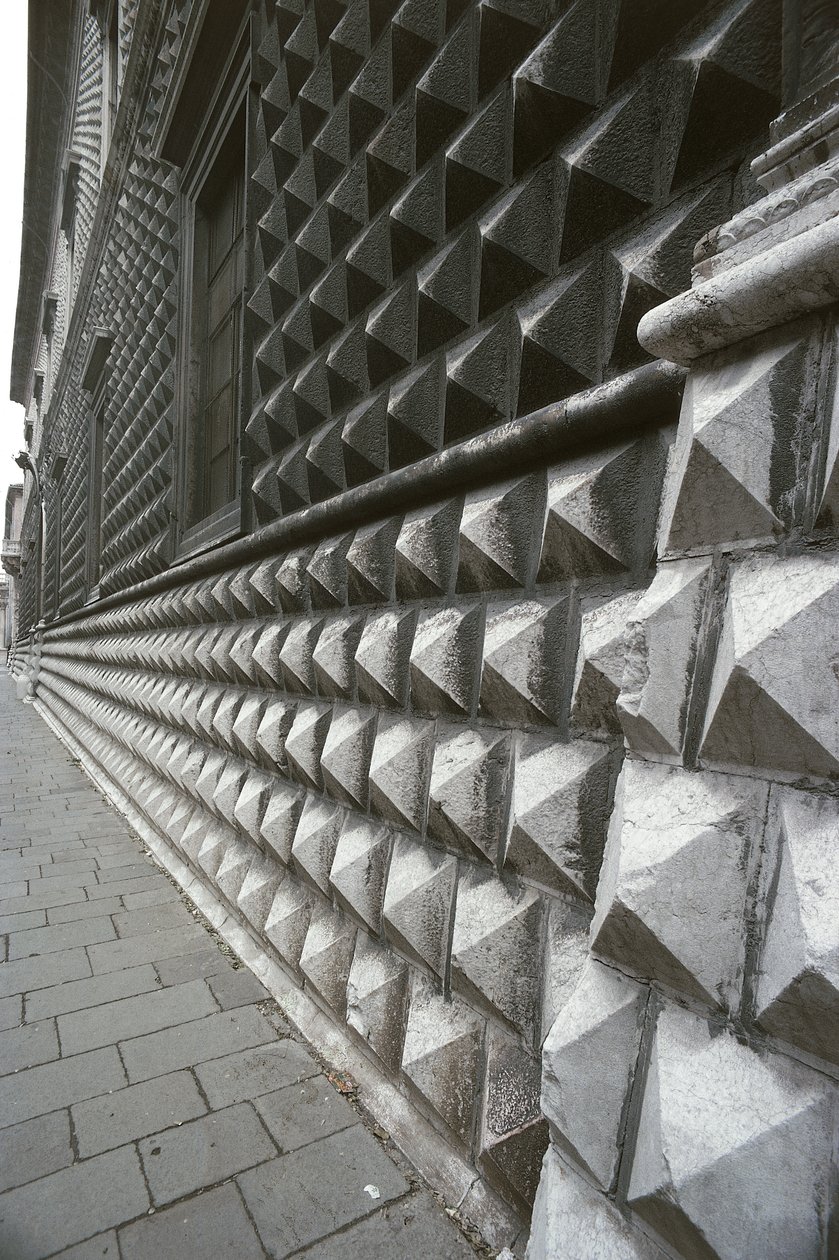 Detalhe da fachada do Palazzo dei Diamanti, Ferrara, Itália (foto) de Benjamin Baud