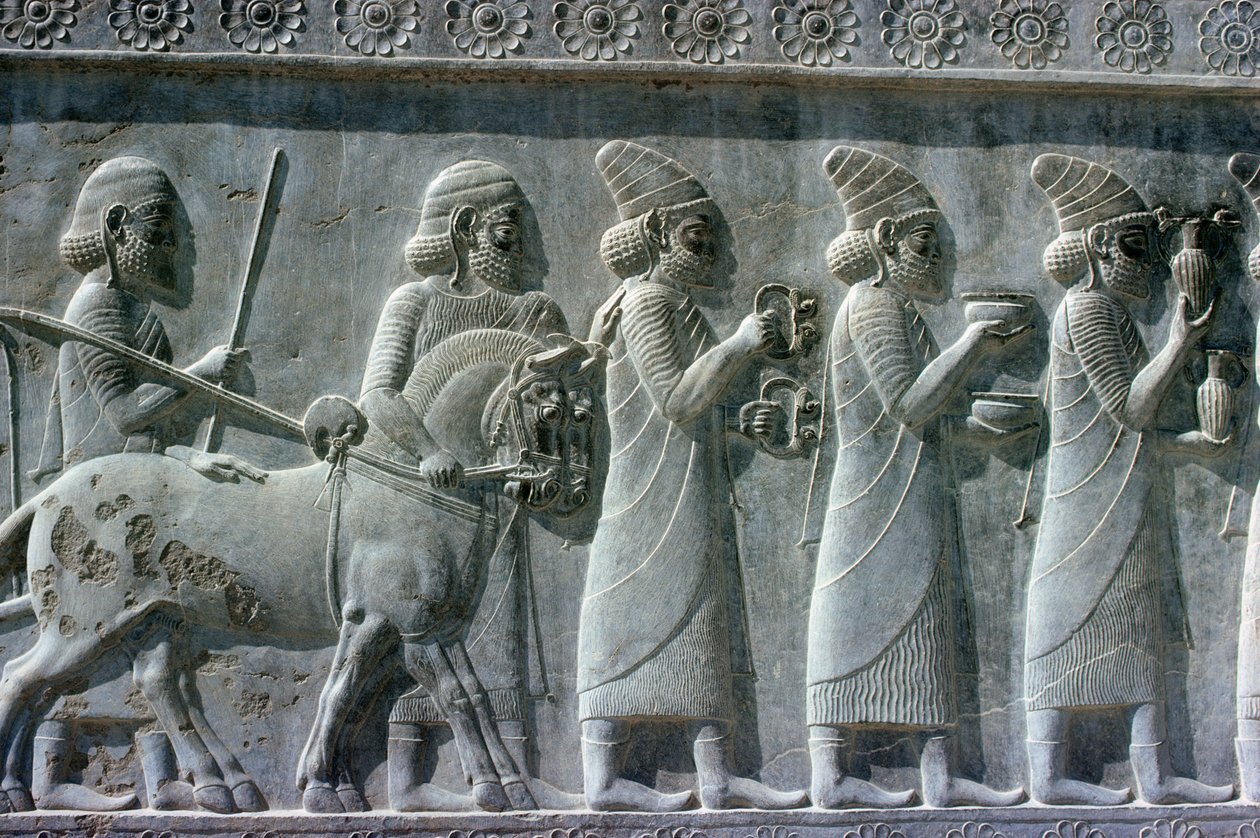 Detalhe do friso em relevo na escada leste da Apadana (sala de audiências) representando os delegados Lydian com presentes para uma cerimônia, período Aquemeniano, c.515 AC (calcário) (ver 117114) de Unbekannt