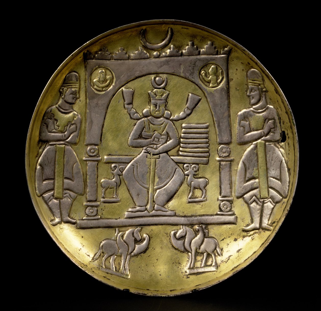 Prato retratando um rei entronizado ladeado por dois pequenos ibex sentados num pavilhão apoiado por dois cavalos alados com dois tratadores, sobre uma base de anel, Sasanian (séculos III-7 d.C.) (prata dourada) de Unbekannt