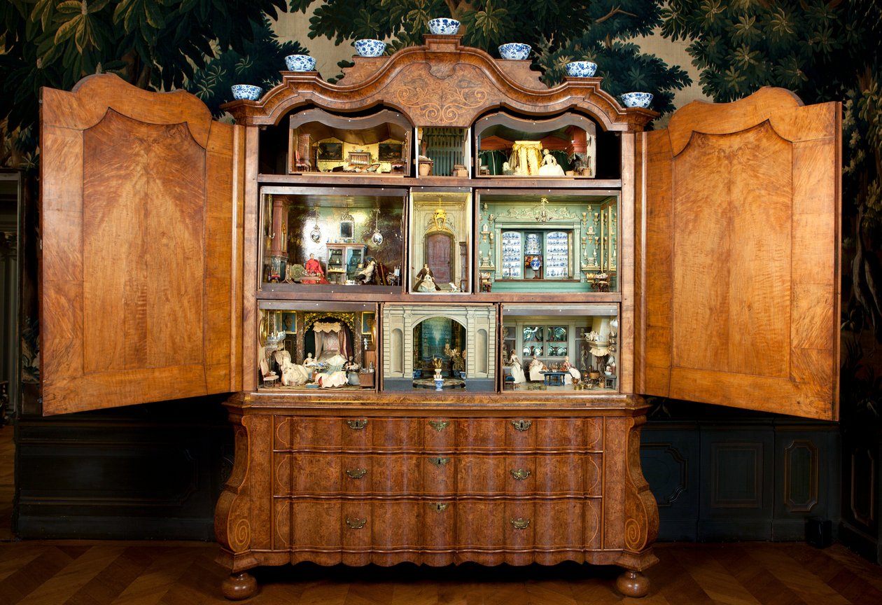 Armário da casa da boneca feito por Sara Ploos van Amstel (d.1760) 1743 (folheado de nogueira sobre carvalho) de Unbekannt