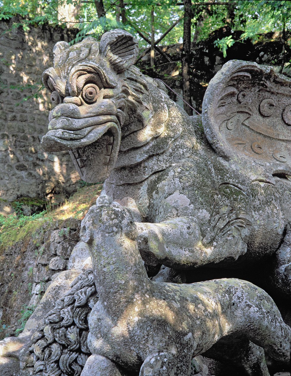 Dragão atacando leão, detalhe, escultura dos jardins do Parco dei Mostri (Parque dos Monstros), dispostos entre 1550-63 pelo Duque de Orsini, para desenhos de Giacomo Barozzi da Vignola (1507-73) (pedra) (foto) (ver também 98890-92) de Unbekannt
