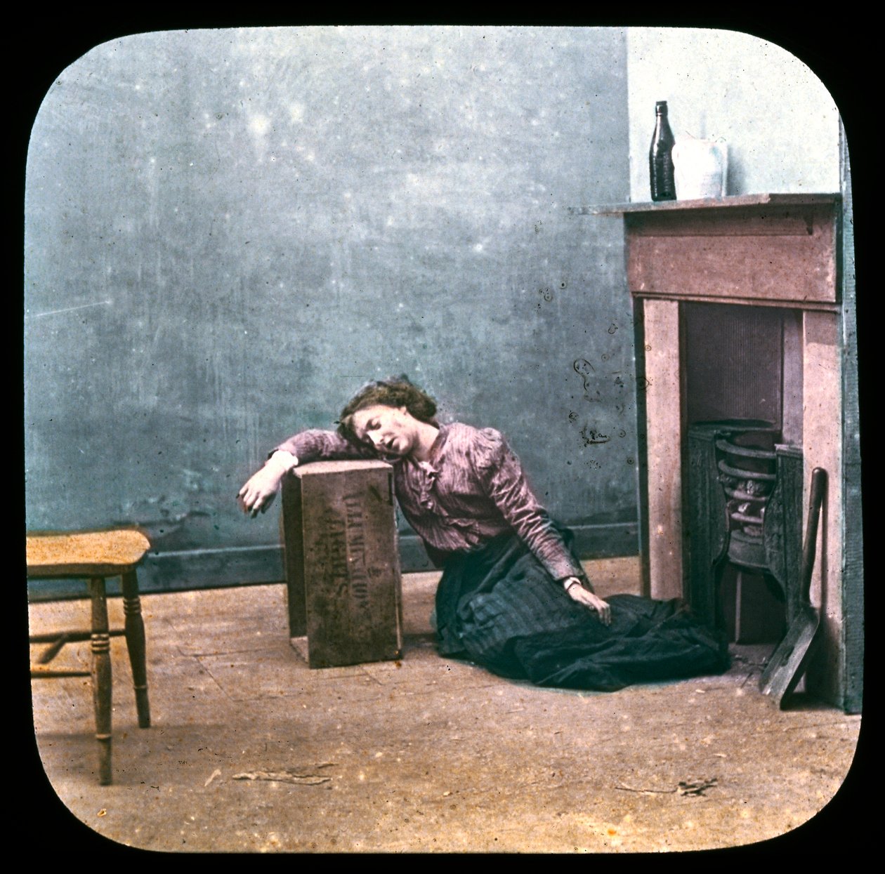 Mulher embriagada no chão em frente à lareira, c 1895 de Unbekannt