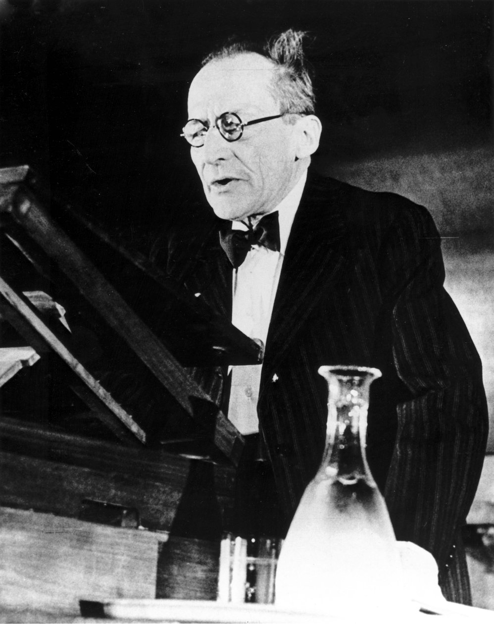 Erwin Schrodinger, físico austríaco, proferindo uma palestra de Unbekannt