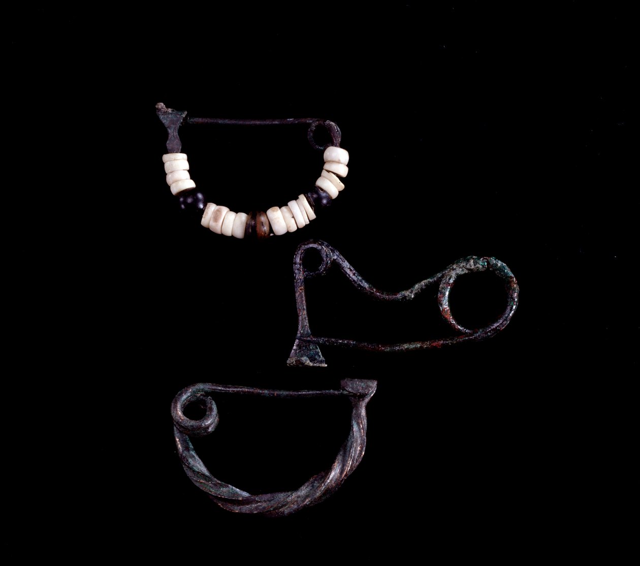 Arte etrusca: três tipos de fíbulas de bronze da tumba 59 de Poggio Selciatello, Pian della Regina, Tarquinia - século IX aC - Dim 3,8 cm 3,3 cm e 3,5 cm - de Unbekannt