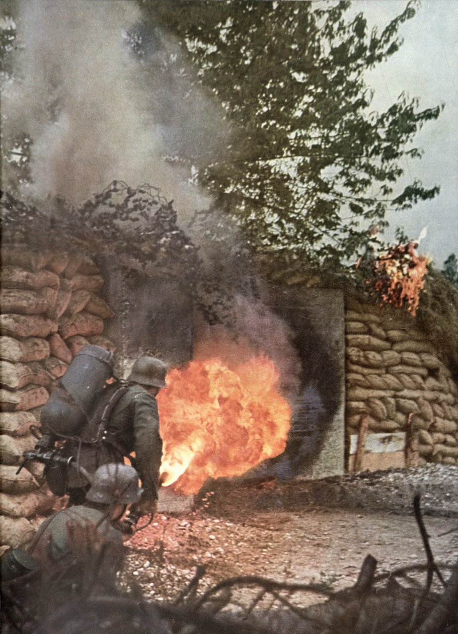 Fogo e morte, um campo soviético fortificado explode em chamas com lança-chamas, da revista 