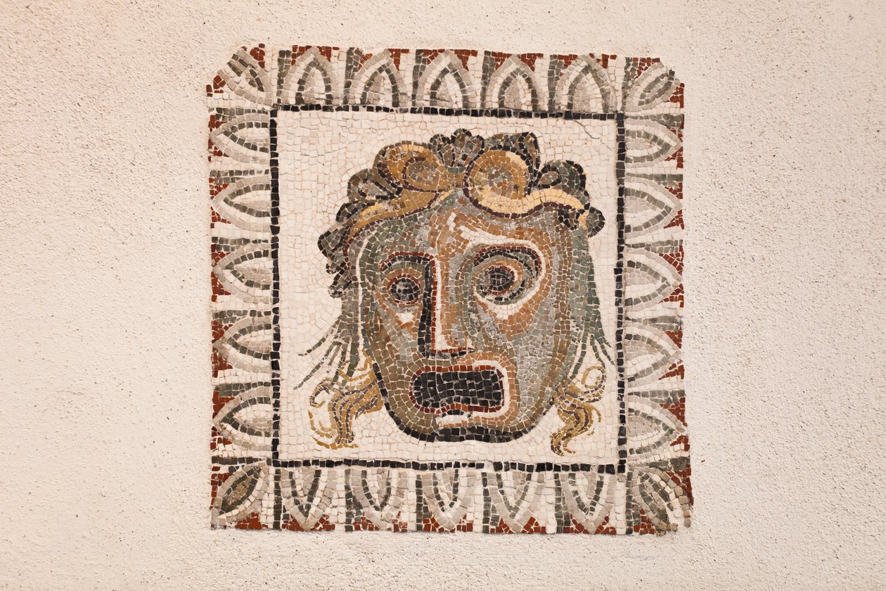 Mosaico de chão datado do século I a.C. representando uma máscara de Dionísio, de uma villa romana perto de Ruffinella em Roma, museu nacional de Roma (museo nazionale romano), Roma, Itália de Unbekannter Künstler
