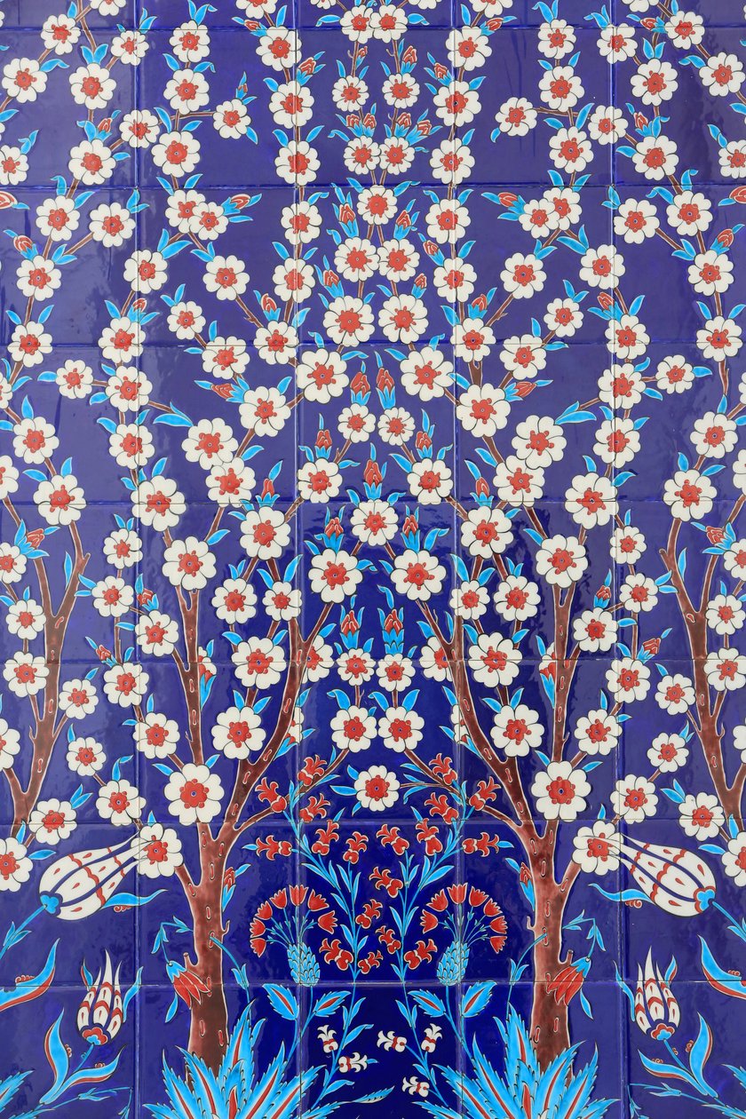 Flores. Um dos 80 painéis de Iznik - azulejos de cerâmica altamente decorados, populares no século XVI - que se destacam nos edifícios imperiais e religiosos de Istambul. Mesquita Sheikh Zayed. 1995. Emirado de Abu Dhabi. de Unbekannt