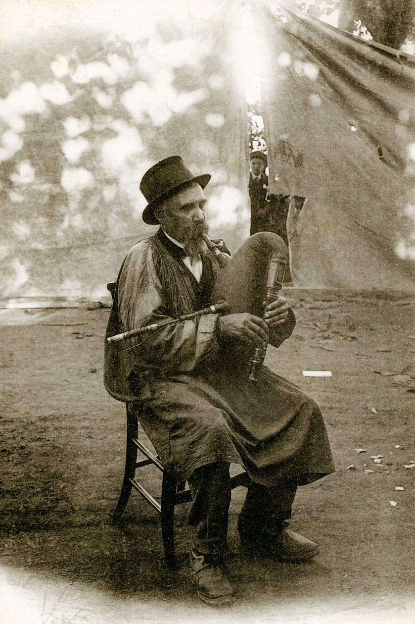 Folclore de Auvergne: músico tocando Chabrette, início do século XX (foto p/b) de Alec Hunter