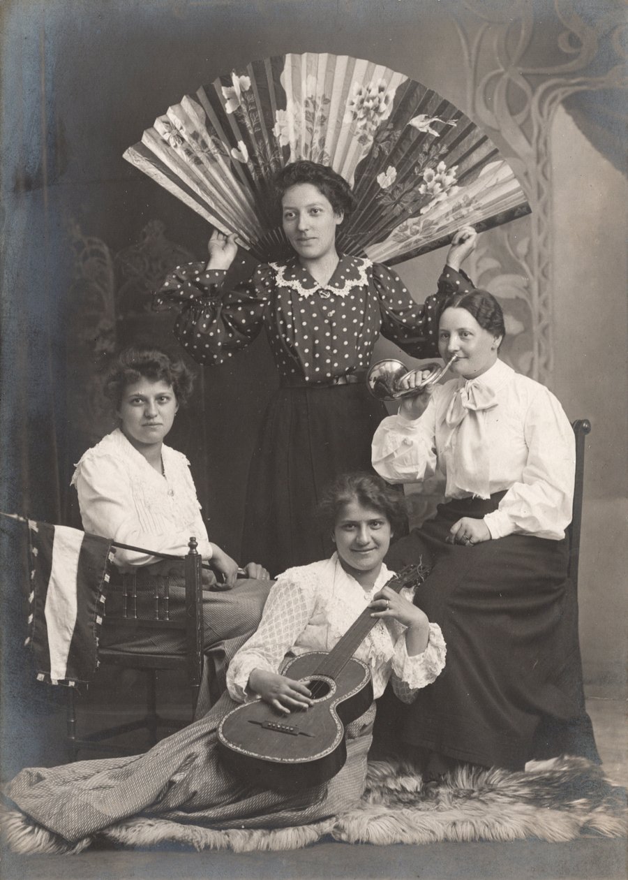 Four Ladies with Horn, Guitar and Fan, France, c.1920 (foto a p/b) de Unbekannter Künstler