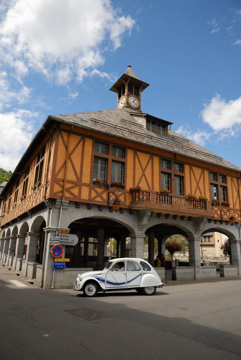 França, Arreau, Citroen 2CV na estrada junto ao mercado coberto medieval (foto) de Unbekannter Künstler
