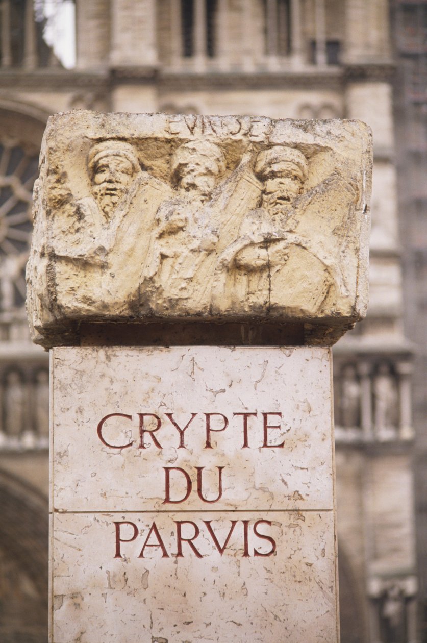 França, Paris, inscrição Crypte du Parvis em crypte archeologique, na Ile de la Cite, pedra com inscrição e entalhes. de Unbekannt