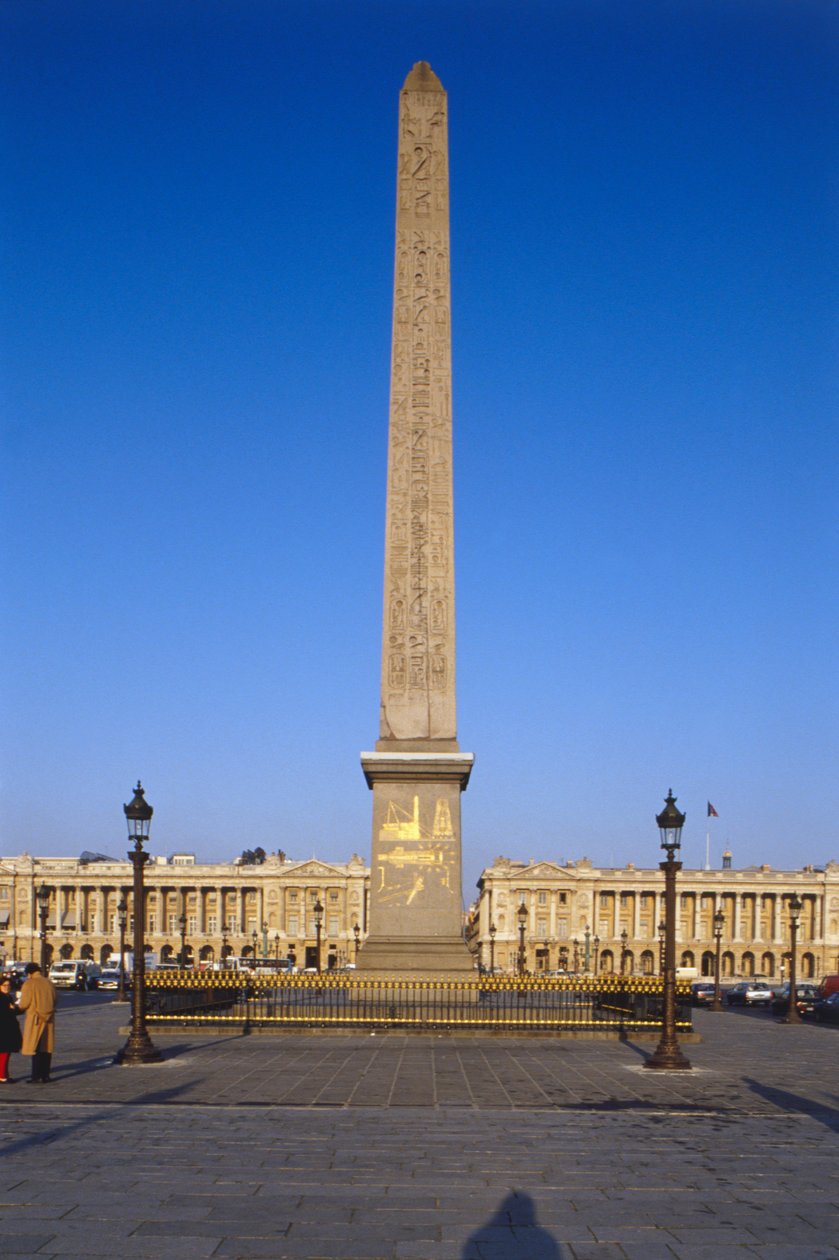 França, Paris, Obelisco de Luxor na Place de la Concorde, obelisco egípcio sobre o edifício coberto de gravuras hieroglíficas douradas. de Unbekannt