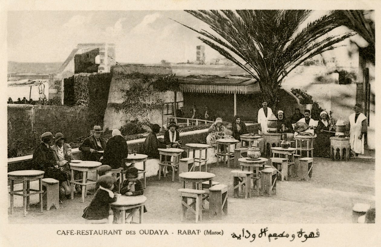 Franceses e marroquinos no Café Oudaya, em Rabat de Unbekannter Künstler