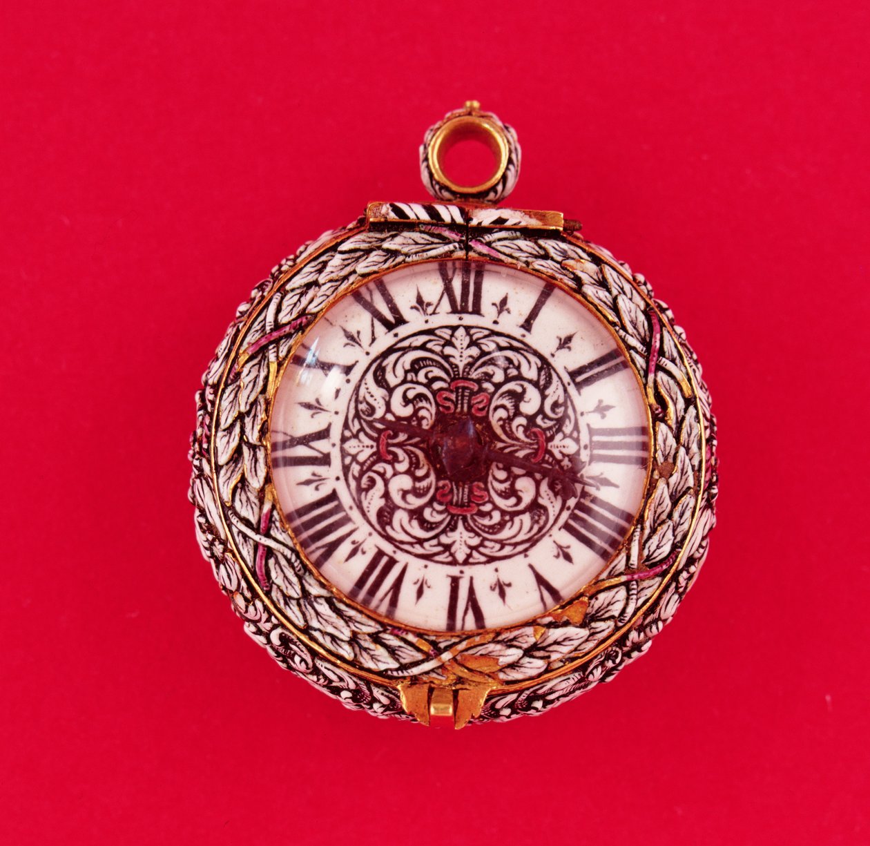 Relógio de bolso francês com caixa dourada esmaltada em relevo com flores brancas e folhagem com marcas pretas, de Goullons, c.1650 (ver também 66858) de Unbekannt