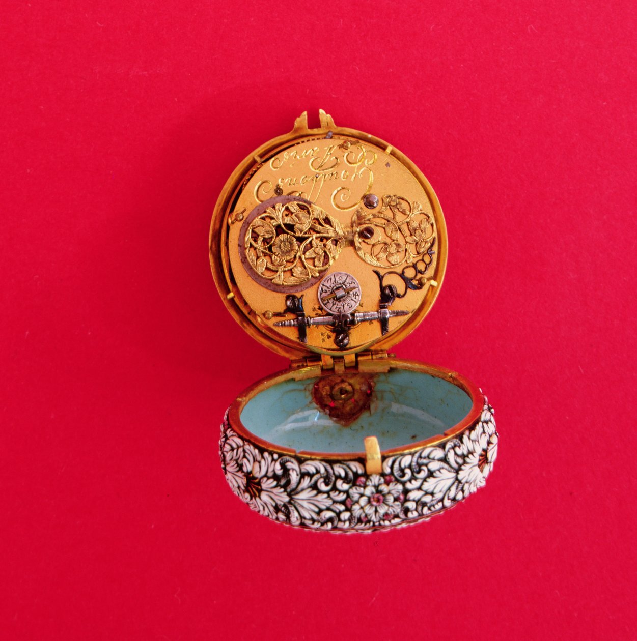 Relógio de bolso francês com caixa dourada esmaltada em relevo com flores brancas e folhagem com marcas pretas, de Goullons, c.1650 (mostrando placa interior, ver também 66857) de Unbekannt