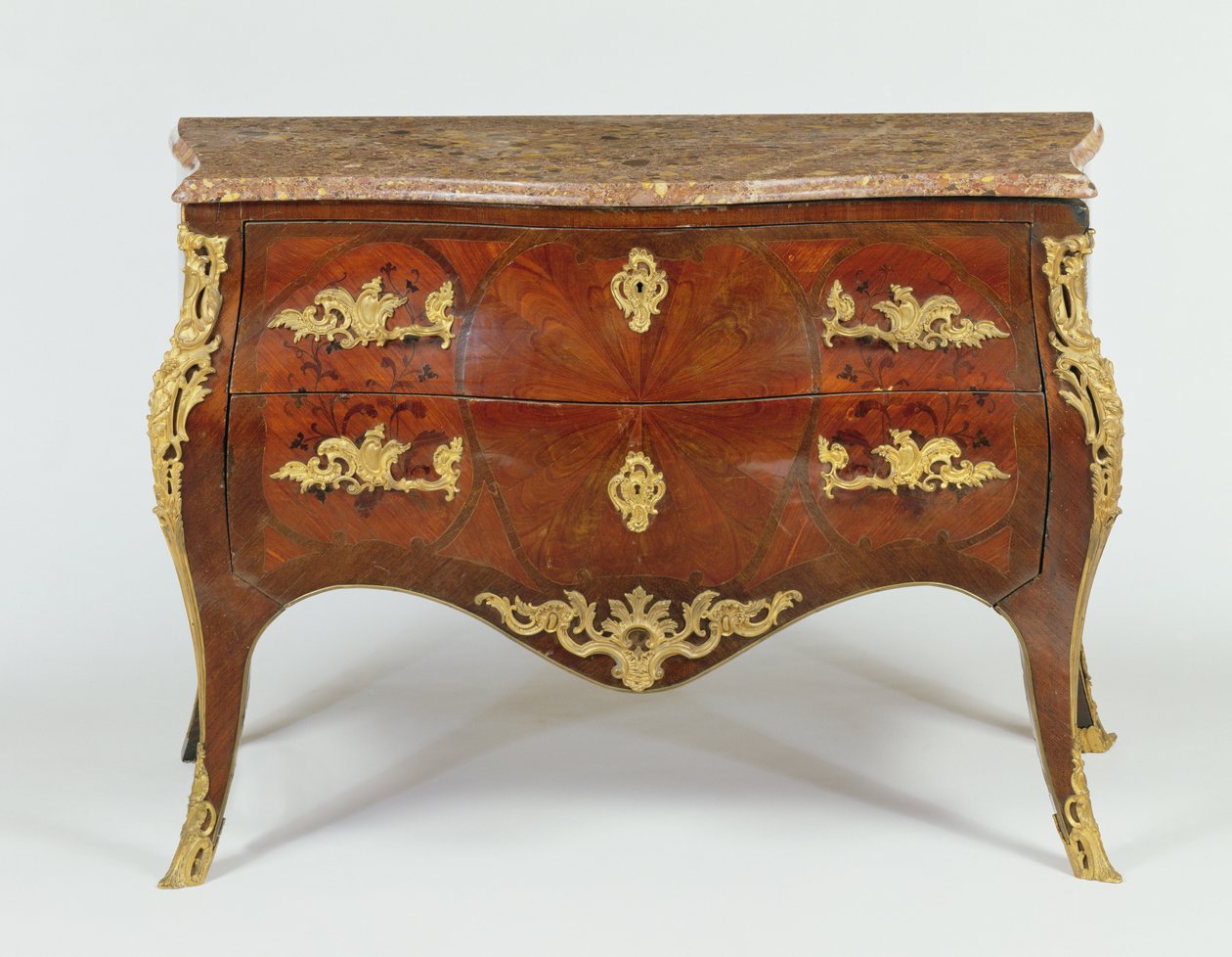 Cómoda serpentina francesa com suportes de bronze dourado e tampo de mármore, c.1740 de Unbekannt